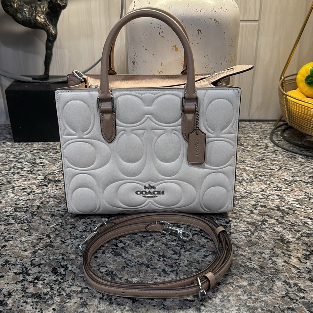 Maggie Small Tote Bag In Blocked Signature Leather Chalk/Tan
